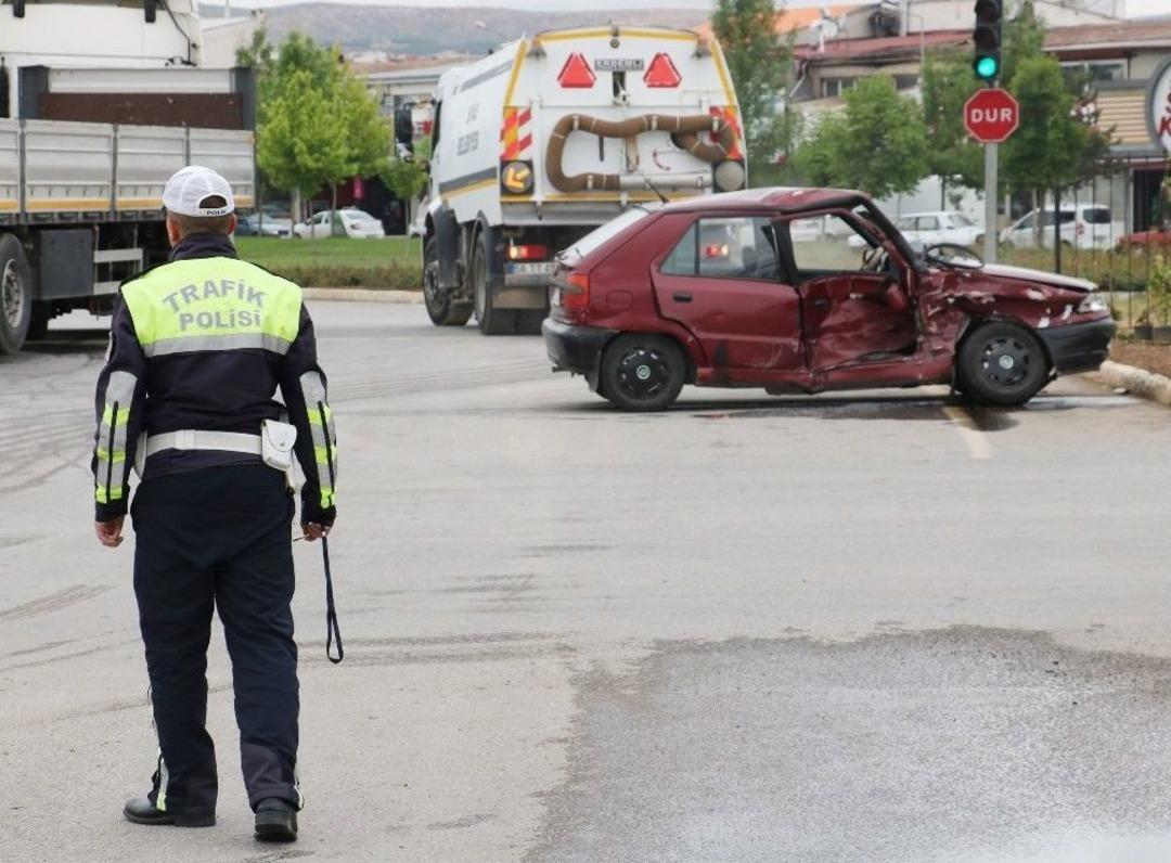 &Ccedil;evik Kuvvet Polislerini Taşıyan Minib&uuml;s Kaza Yaptı: 2 Yaralı