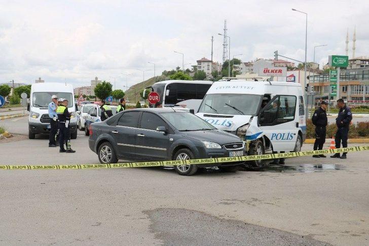 Çevik Kuvvet Polislerini Taşıyan Minibüs Kaza Yaptı: 2 Yaralı