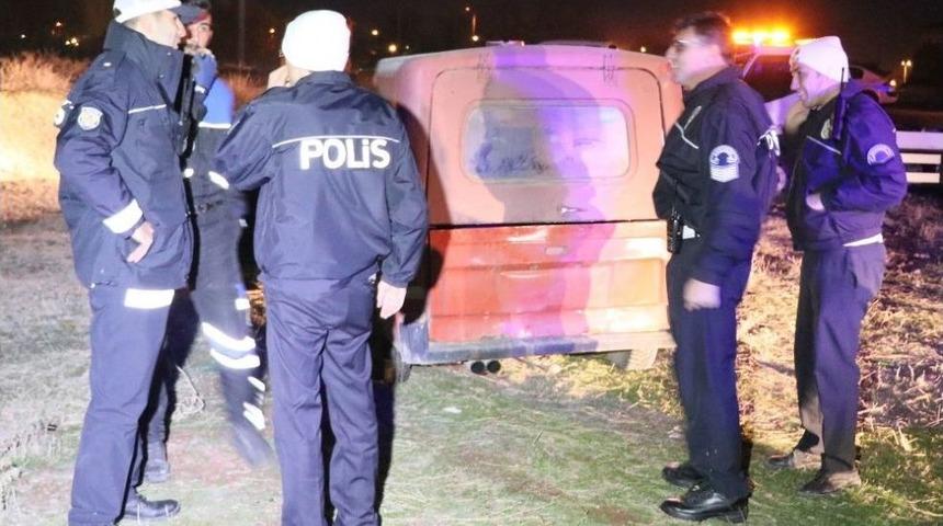 Polisten Ka&ccedil;an Ara&ccedil;, Lastiğine Ateş A&ccedil;ılarak Durduruldu