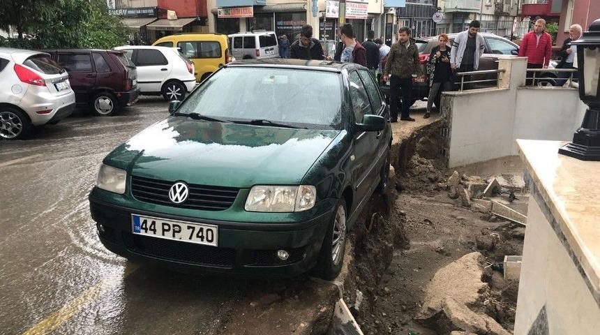 Yağıştan Dolayı G&ouml;&ccedil;en Yolda Askıda Kalan Otomobili Vatandaşlar Kurtardı