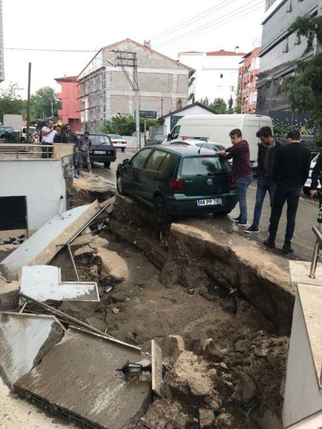 Yağıştan Dolayı Göçen Yolda Askıda Kalan Otomobili Vatandaşlar Kurtardı