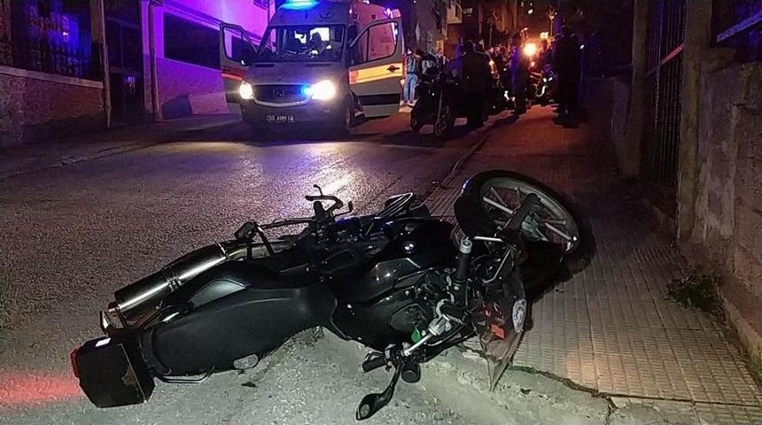 Otomobil Yunus Polislerine &Ccedil;arptı: 2 Polis Yaralı