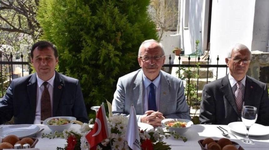 Başkan Albayrak Muratlı İl&ccedil;esi Muhtarlarını &Ouml;ğle Yemeğinde Ağırladı