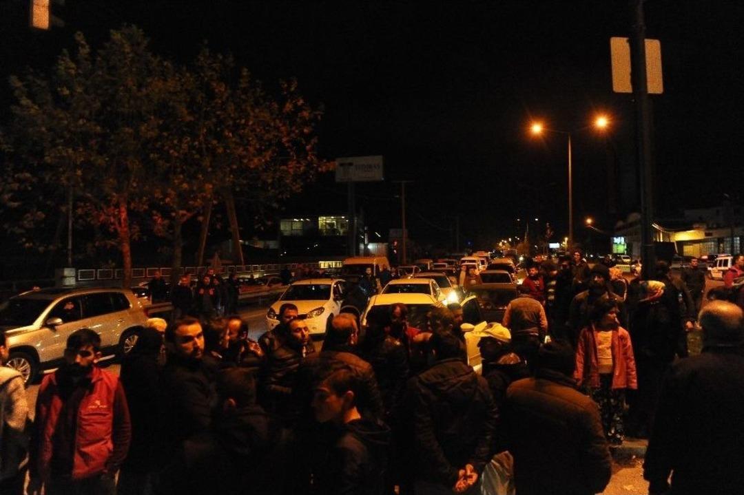 &Uuml;st Ge&ccedil;it İsteyen Mahalleli İkinci Kez Yol Kapattı