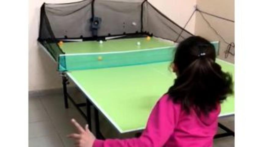 &Ouml;ğrenciler Otomatik Masa Tenisi Makinesiyle Antrenman Yapıyor