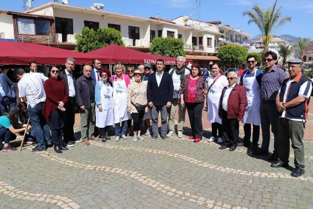 &Uuml;nl&uuml; Ressamlar İle &Ouml;ğrenciler Meydanda Resim Yaptı