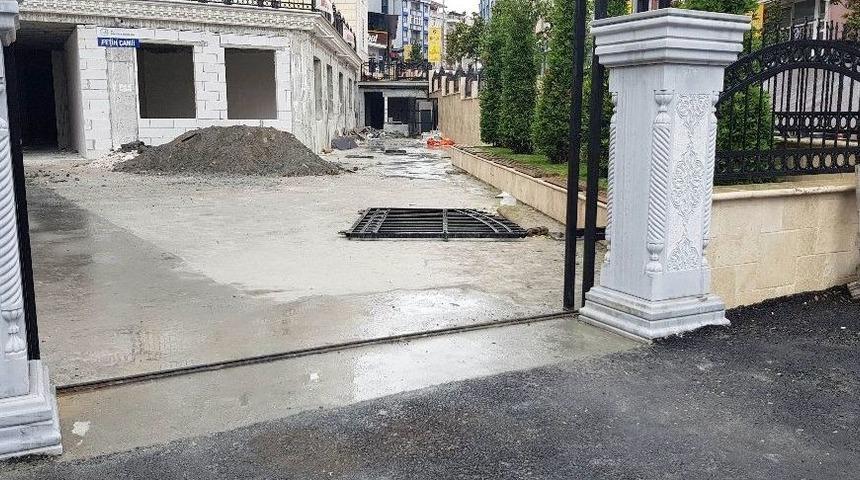 K&uuml;&ccedil;&uuml;k &Ccedil;ocuk Cami Kapısının Altında Kaldı