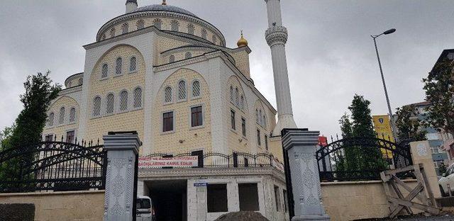 Küçük Çocuk Cami Kapısının Altında Kaldı