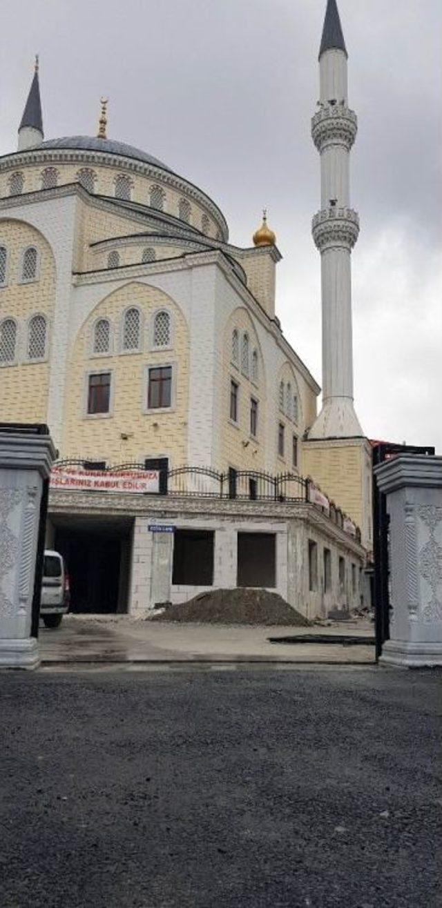 Küçük Çocuk Cami Kapısının Altında Kaldı