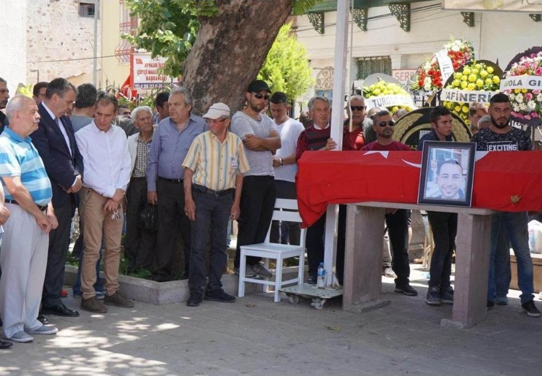 Ayvalık&rsquo;ta Deniz Dibinde Cesedi Bulunan Balık&ccedil;ı G&ouml;zyaşları Arasında Toprağa Verildi