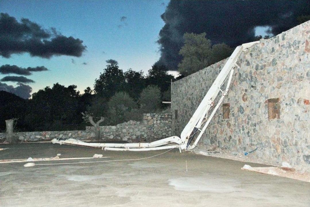 Beton D&ouml;kme Aracının Altında Kalan İş&ccedil;i Hayatını Kaybetti