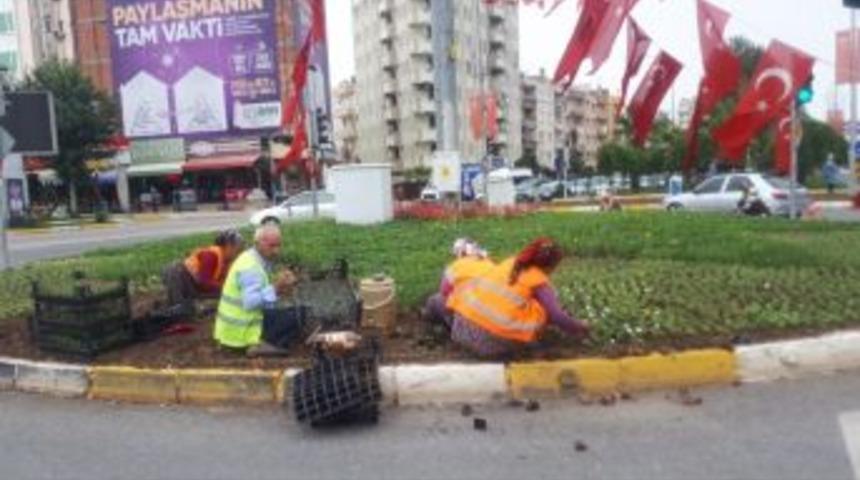 Ref&uuml;j Ve Kavşaklara &Ccedil;i&ccedil;ekler Ekiliyor