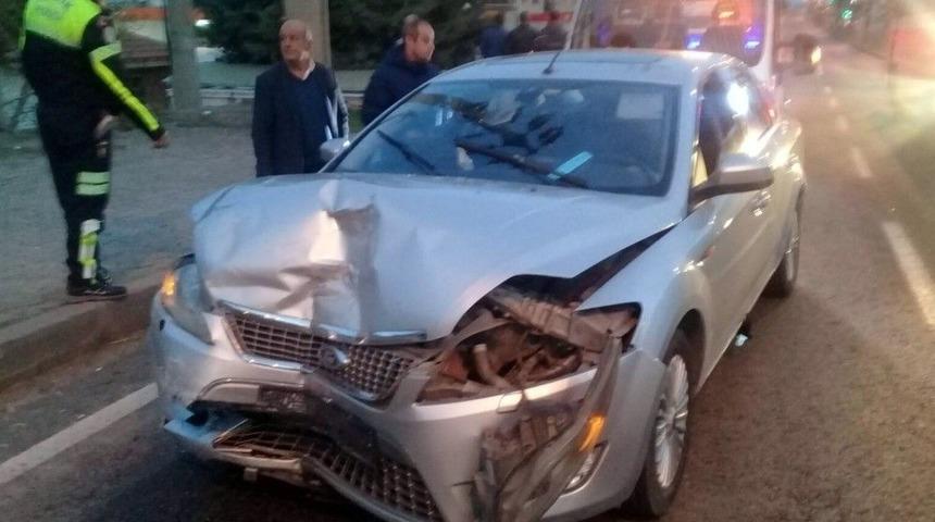 İzmir&rsquo;de Otomobil İle Kamyonet &Ccedil;arpıştı: 11 Yaralı