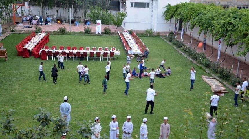 Tika&rsquo;dan Mezar-ı Şerif Yetimhanesi&rsquo;nde İftar