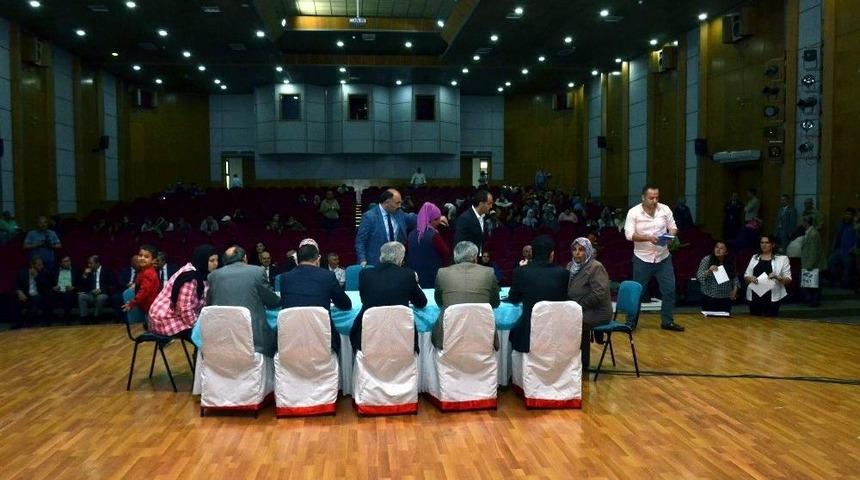 Vali Kam&ccedil;ı Vatandaşlarla Buluştu