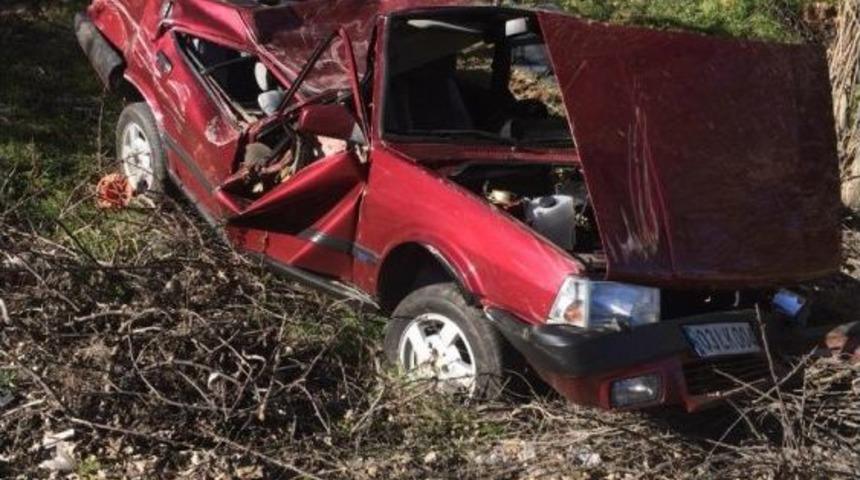 Kamyona &Ccedil;arpan Otomobil Şarampole Yuvarlandı: 2 Yaralı