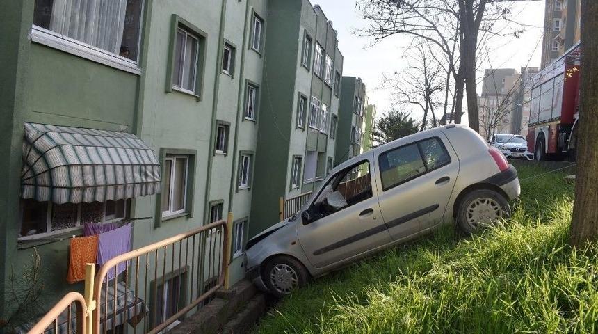 Kocaeli&rsquo;de Kontrolden &Ccedil;ıkan Otomobil, İstinat Duvarına &Ccedil;arptı