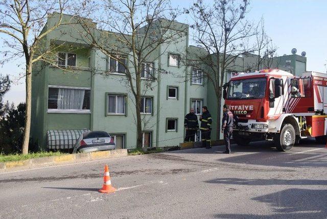 Kocaeli’de Kontrolden Çıkan Otomobil, İstinat Duvarına Çarptı