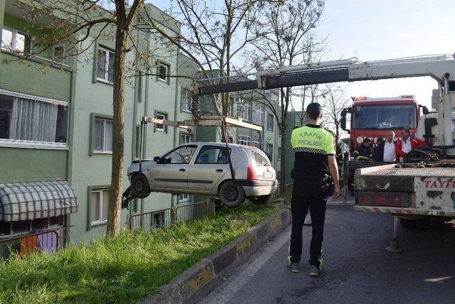 Kocaeli’de Kontrolden Çıkan Otomobil, İstinat Duvarına Çarptı