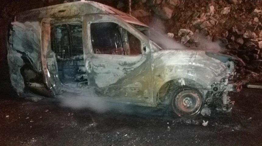 Park Halindeki Midib&uuml;s Yanarak Kullanılamaz Hale Geldi