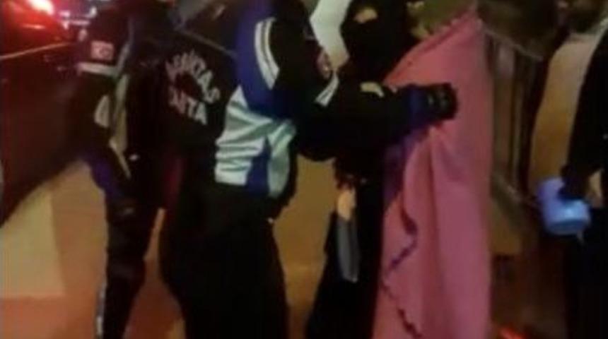 (&ouml;zel Haber) Beşiktaş&rsquo;ta Dilenci Kadını Yakalayan Zabıtalar Şok Oldu