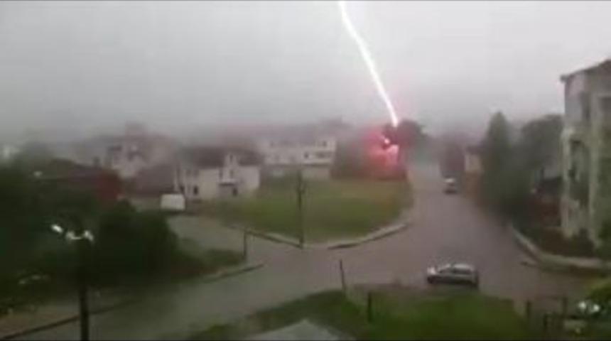 Ağaca D&uuml;şen Yıldırım G&ouml;r&uuml;nt&uuml;lendi