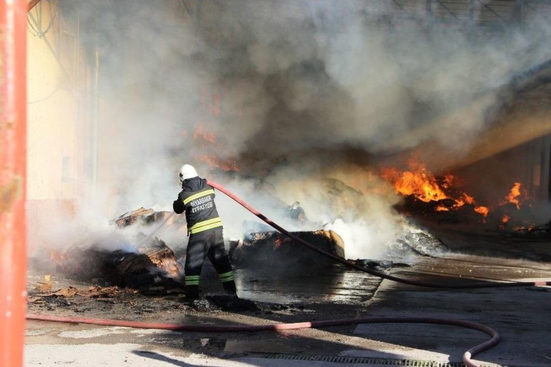 Yangın Fabrikayı K&uuml;le &Ccedil;evirdi