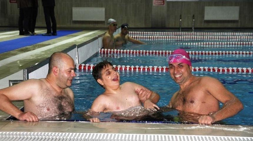 Muş’ta Kış Mevsiminde Yüzme Keyfi