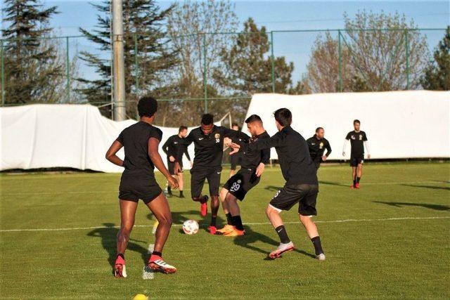 Yılmaz Vural Yeni Takımı İle İlk Antrenmanına Çıktı