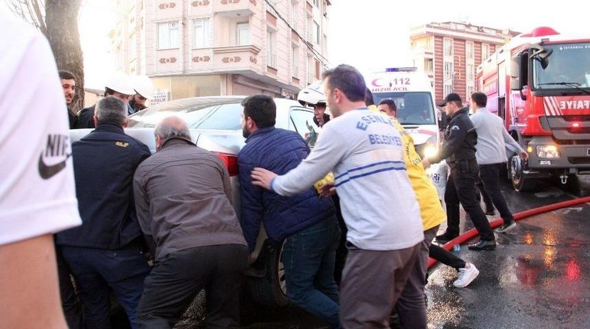 Vatandaşlar Ve Polis Ambulansın Geçebilmesi İçin Otomobili Elleriyle Kaldırdı