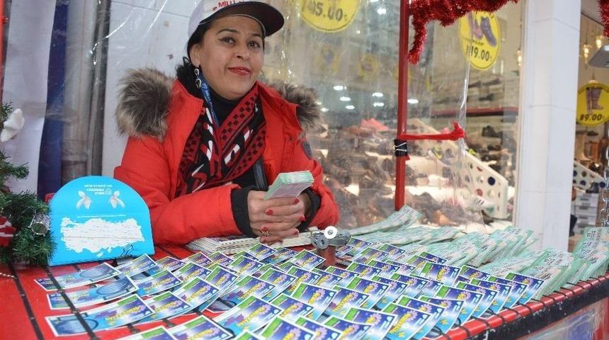 Yıllarca Sokaklarda Bilet Satarak Kızını Mezun Etti