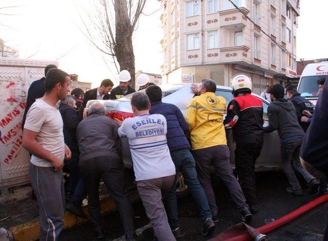 Vatandaşlar Ve Polis Ambulansın Geçebilmesi İçin Otomobili Elleriyle Kaldırdı