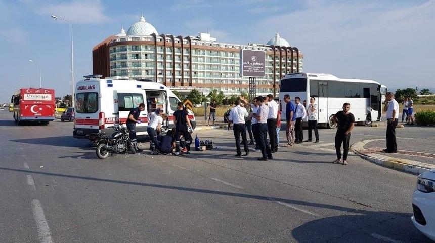 Midib&uuml;s İle Motosiklet &Ccedil;arpıştı: 1 Ağır Yaralı