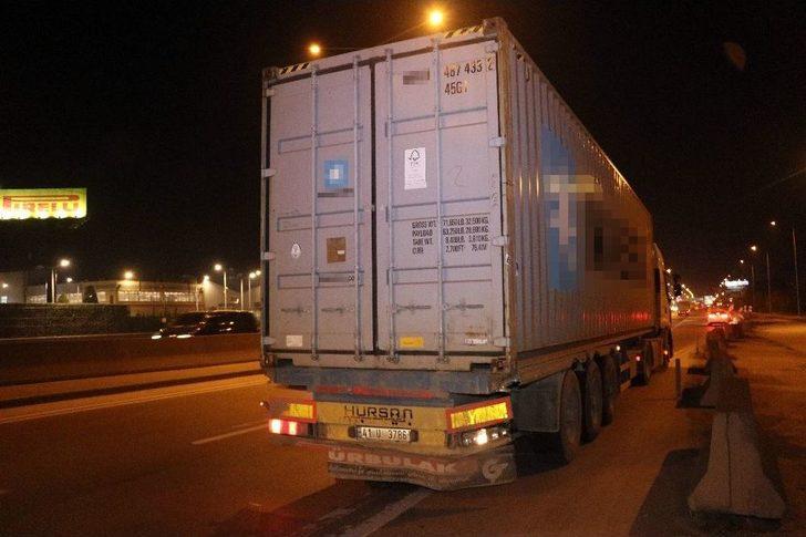 Kaza Sonrası Duran Tıra Otomobil Çarptı: 1 Ölü, 2 Yaralı G4