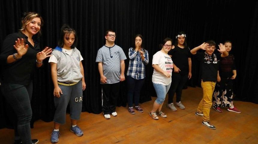 Bayraklı Tiyatroya &ldquo;+1&rdquo; Ekledi