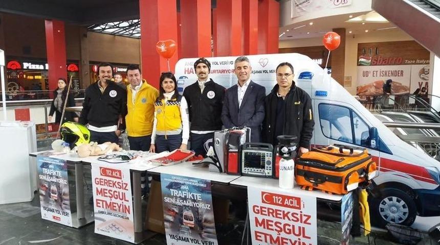 Acil Sağlık G&ouml;revlileri Stant A&ccedil;arak, Vatandaşları Bilgilendirdi