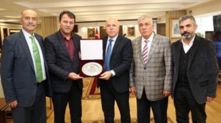 &Acirc;şık Ruhani&rsquo;den Başkan Sekmen&rsquo;e Teşekk&uuml;r Plaketi