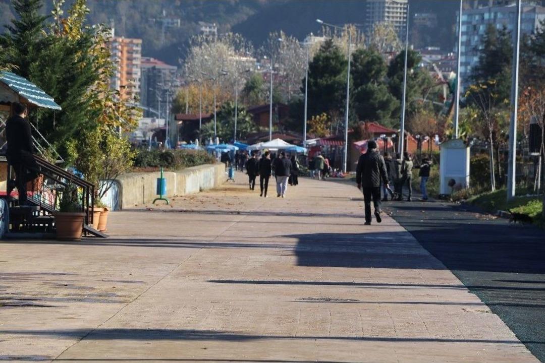 Rize Şehir Merkezinde Vatandaşlar G&uuml;neşin Keyfini &Ccedil;ıkartırken Yaylalar Kar Altında