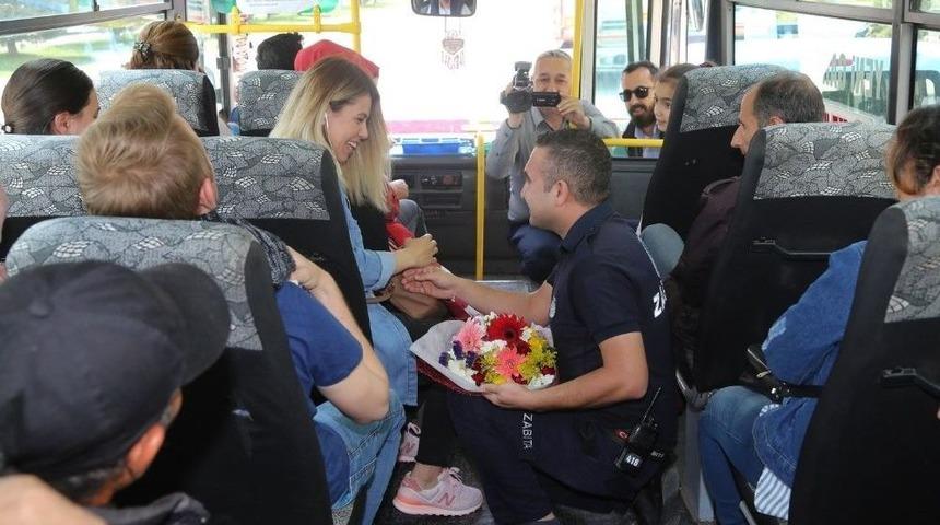 Zabıtadan Halk Otobüsünde Çılgın Evlilik Teklifi
