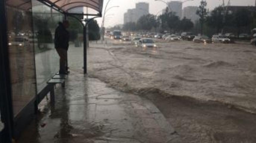 Ankara’da Sağanak Yağış Hayatı Olumsuz Etkiledi