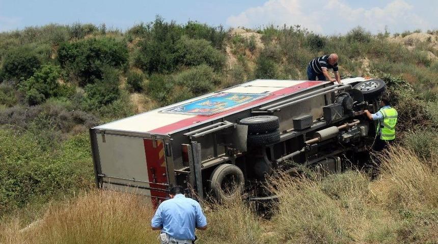 Antalya’da Kamyon Devrildi, Burunları Bile Kanamadı