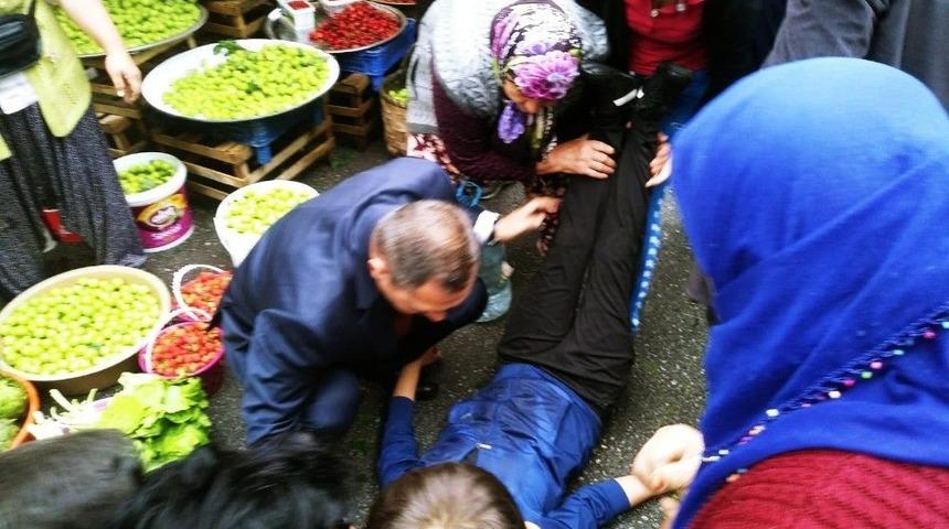 Kendinden Ge&ccedil;en Kadına Belediye Başkanı M&uuml;dahale Etti