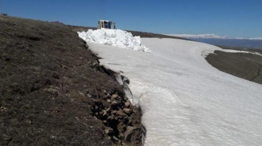 Batıda Bahar, Ağrı&rsquo;da Karla M&uuml;cadele