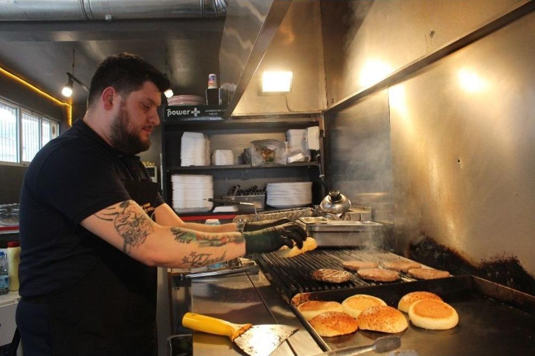 (&ouml;zel Haber) Eşi Aşerince Yaptığı Katkısız Hamburgerler Sınırları Aştı