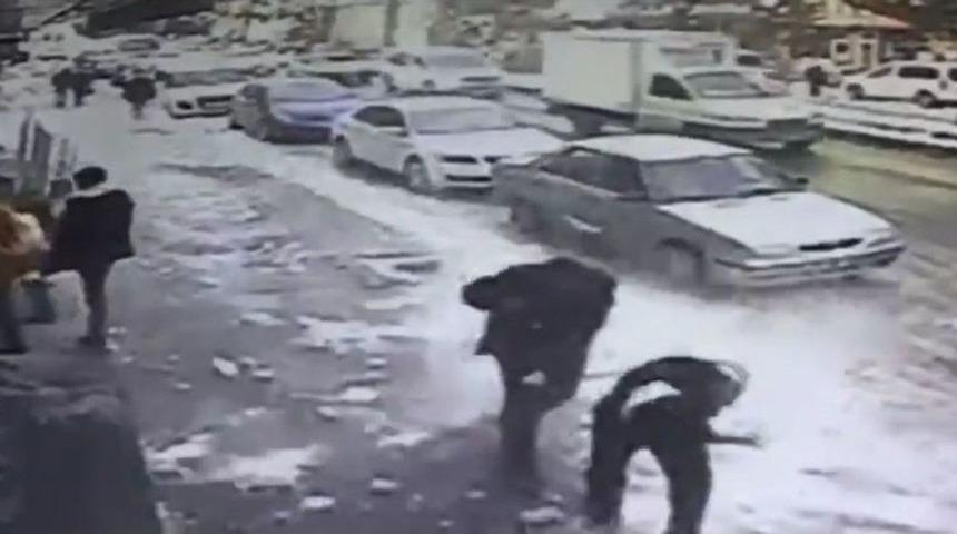 &Ccedil;atıdan D&uuml;şen Kar K&uuml;tlesi Bir Kişiyi Yaraladı