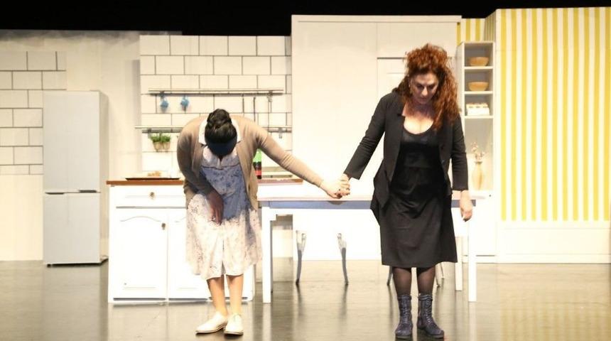 Meryem Reis Ve Derya Alabora, Kktc&rsquo;de &rsquo;beyaz&rsquo;la Sahnede