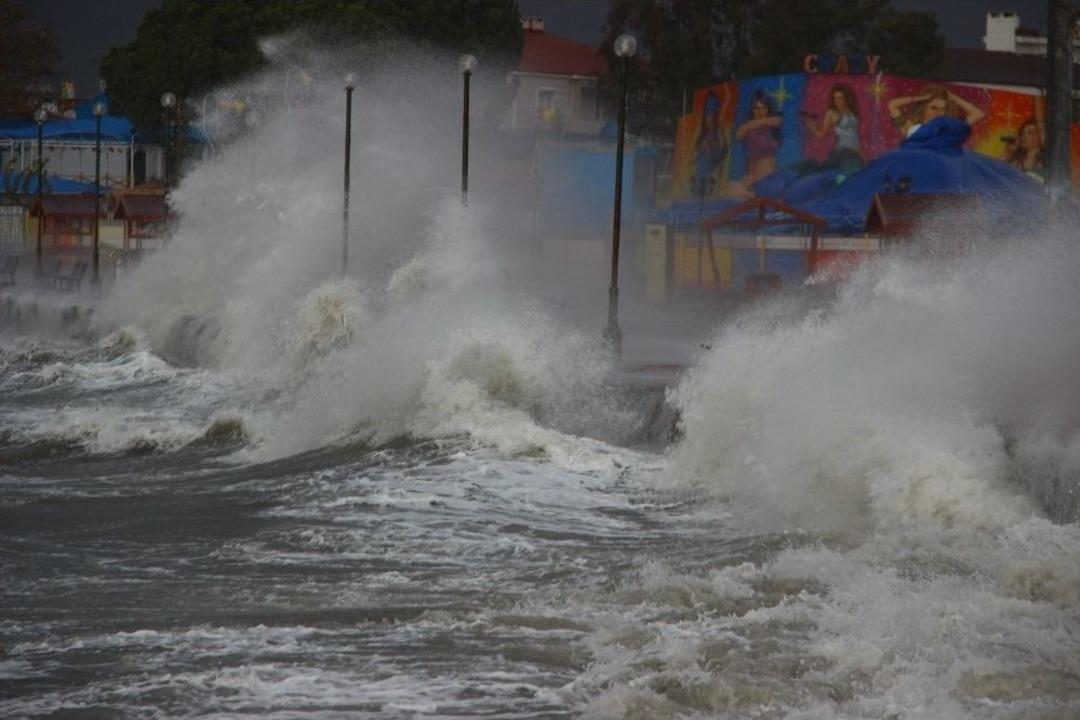 Kuzey Ege&rsquo;de Dev Dalgalar Sahilleri D&ouml;v&uuml;yor