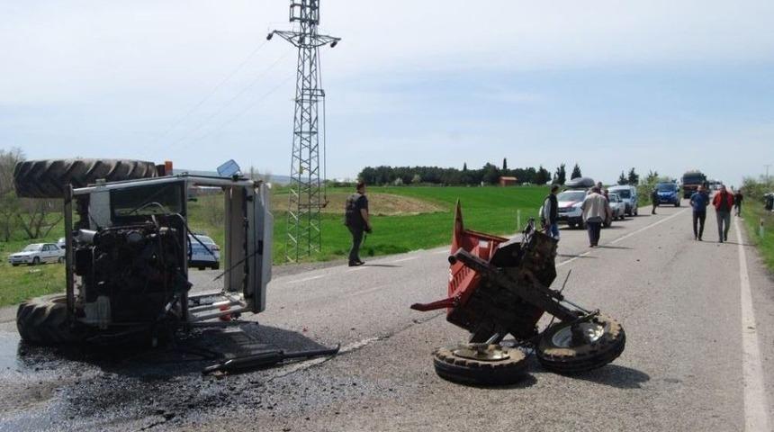 Minib&uuml;sle &Ccedil;arpışan Trakt&ouml;r İkiye B&ouml;l&uuml;nd&uuml;