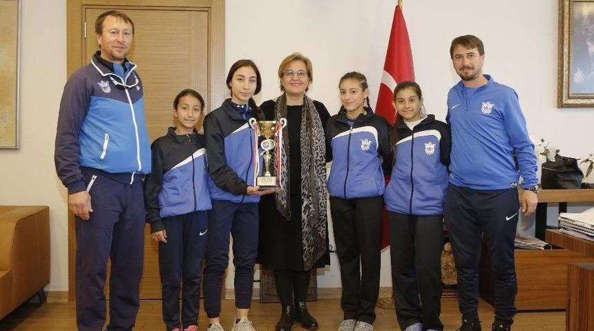 Konak&rsquo;ın Yıldızlarından Bir Kupa Daha