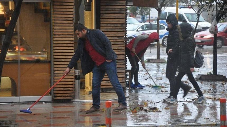 Bandırma&rsquo;da Yağmur Ve Lodos Etkili Oldu